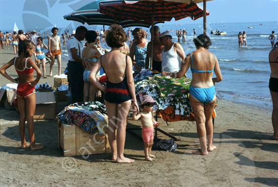 Venditore ambulante in spiaggia Mare riva spiaggia venditore ambulante teli ombrelloni vendere vendita passeggiare